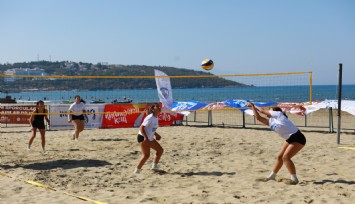 Gençler Zafer Turnuvası Plaj Voleybolu kategorisinde hem eğlendi hem yarıştı