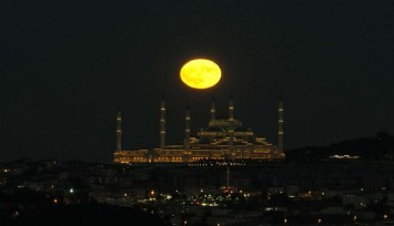 İstanbul’da muhteşem dolunay manzarası