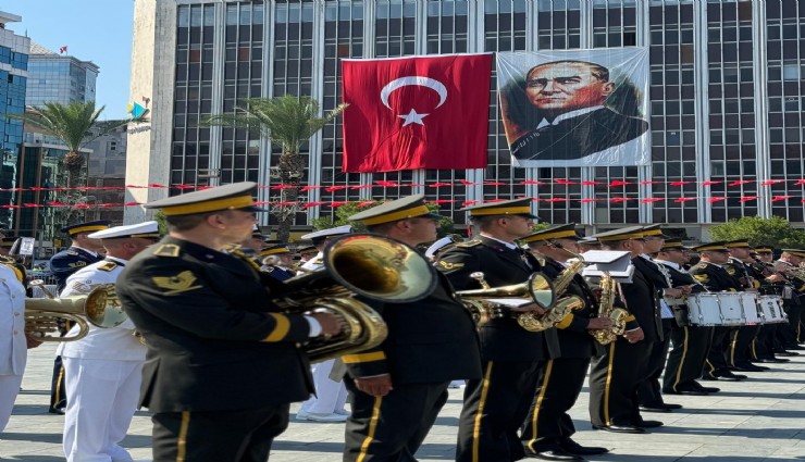 İzmir'de Büyük Zafer'in 102. yılı kutlandı:  Bayram coşkusu Cumhuriyet Meydanı'nda