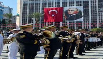 İzmir'de Büyük Zafer'in 102. yılı kutlandı:  Bayram coşkusu Cumhuriyet Meydanı'nda