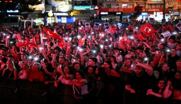 İzmir'in tüm ilçelerinde Zafer Bayramı coşkusu