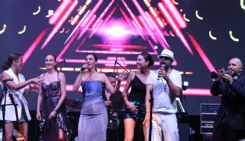 İzmir’in ünlü solistleri çim konserlerinde buluştu