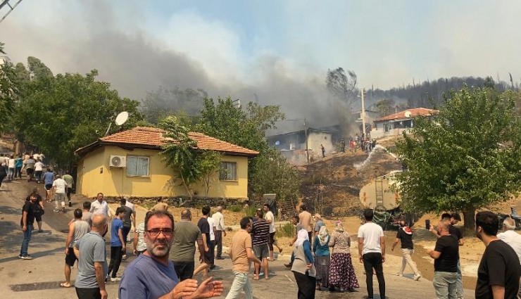 Karşıyaka'daki orman yangını evlere sıçradı: Yangına müdahale devam ediyor