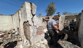 Karşıyaka'daki yangında baba ocağı küle döndü