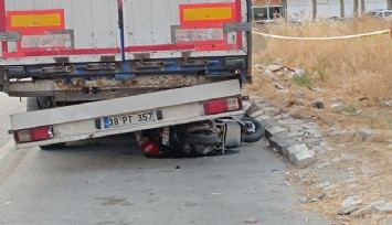 Manisa'da motorsiklet duran tırın altına girdi 1 ölü, 1 yaralı