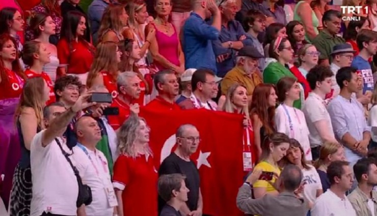 Özgür Özel, Ekrem İmamoğlu ve Mansur Yavaş Filenin Sultanlarını yarı finalde de yalnız bırakmadı