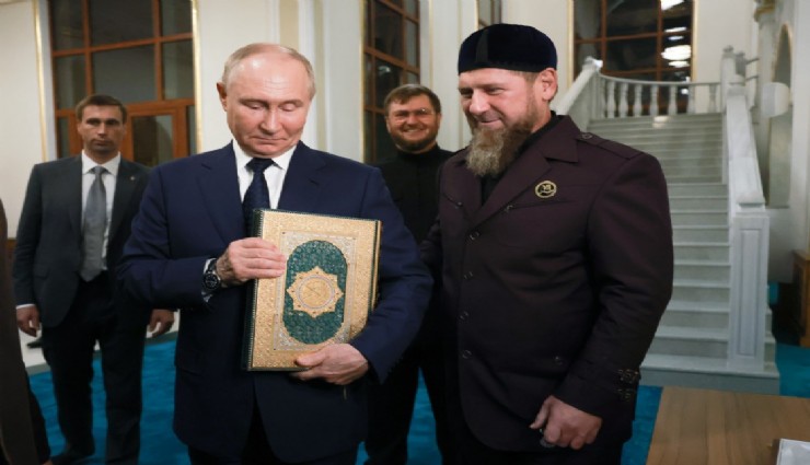 Putin'in camide Kuran-ı Kerim'i öptüğü anlar dikkat çekti