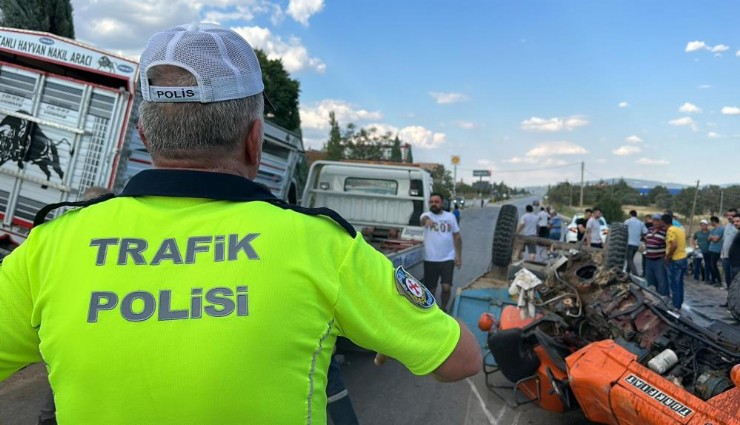 Uşak'ta kamyonet ile çarpışan traktör devrildi: Traktör sürücüsü hayatını kaybetti