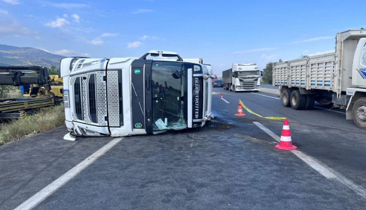 Afyonkarahisar'da tır devrildi: 1 kişi hayatını kaybetti