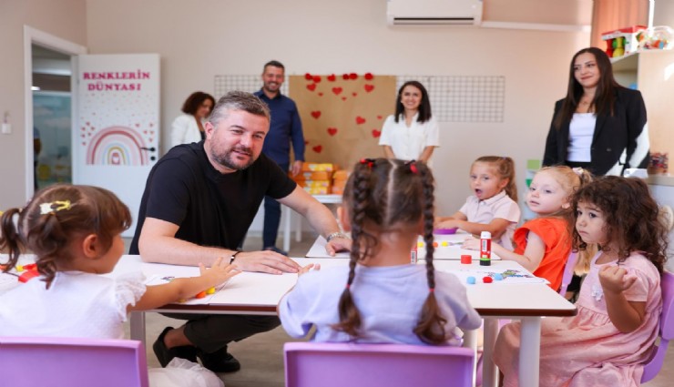 Buca Belediyesi'nden miniklere eğitim seti hediyesi