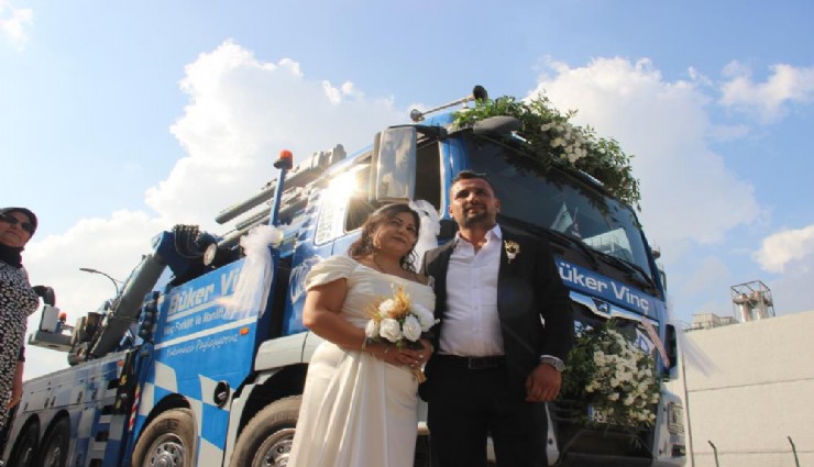 Damat, gelini nikah masasına vinçle getirdi