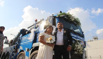 Damat, gelini nikah masasına vinçle getirdi