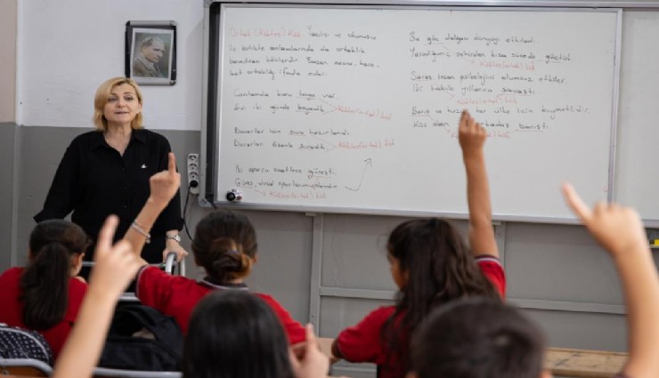 Enkazdan 25. saatte kurtulan Aslı öğretmen, çok sevdiği mesleğine İzmir'de geri döndü