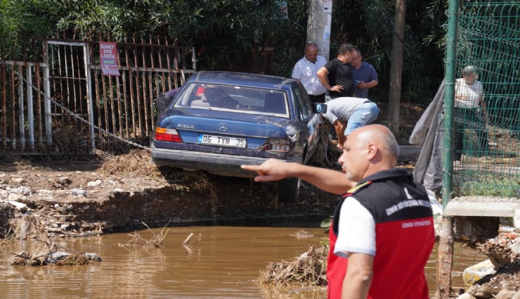 İzmir İtfaiyesi’nden rekor yağışın düştüğü Menderes’te seferberlik