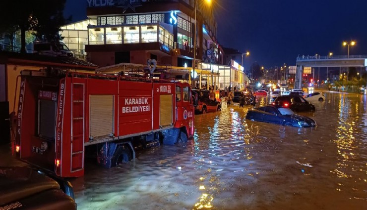 Karabük'te sağanak etkili oldu: Yollar göle döndü