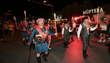 Kuşadası'nda 250 metrelik dev Türk Bayrağı